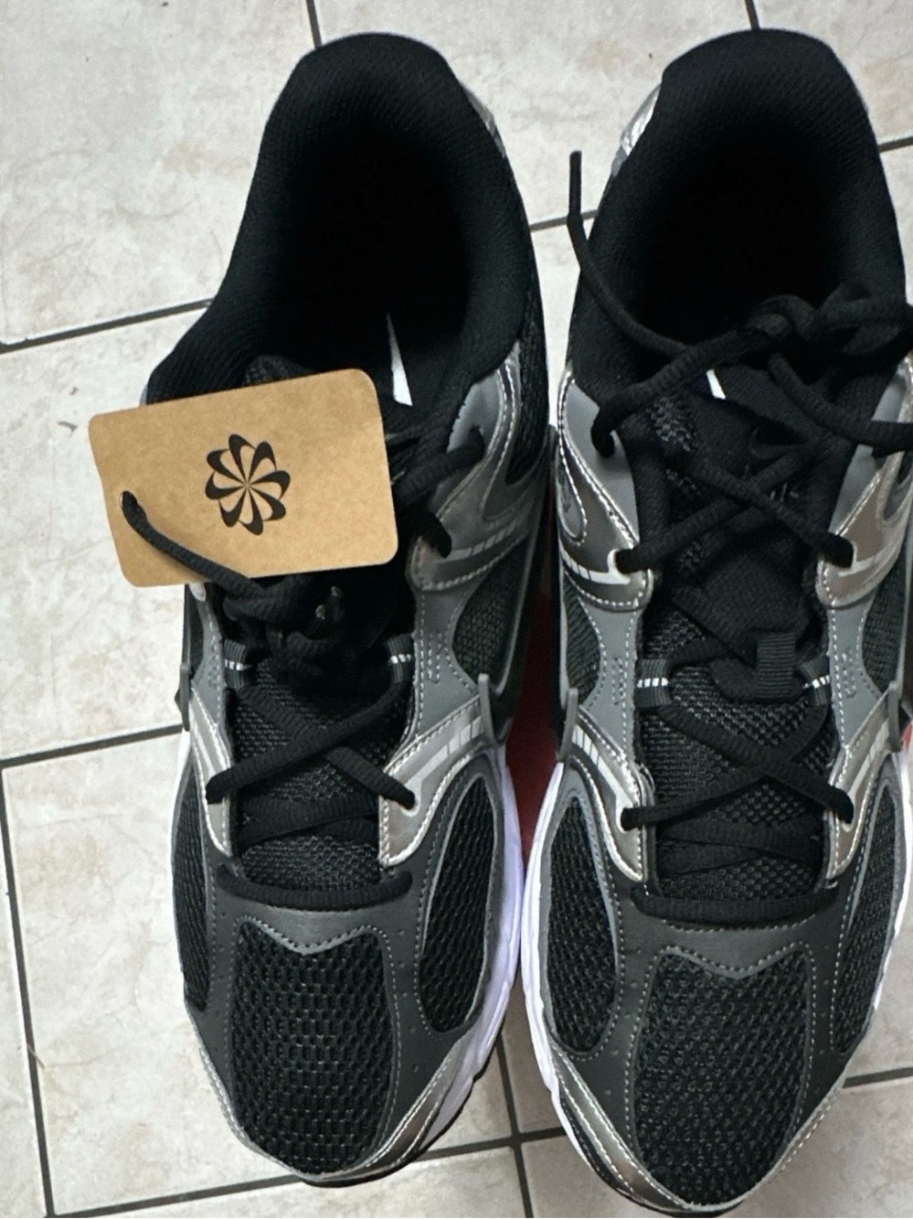 Nike Men's Athletic Shoes V5RNR - Picture 5 of 8